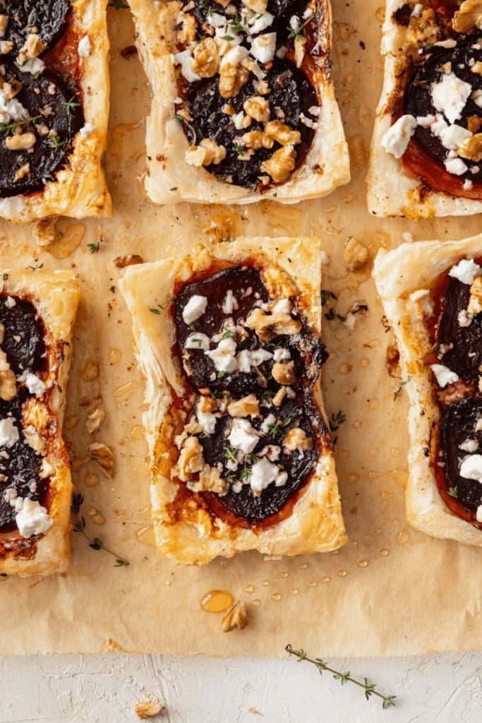 Kleine plaattaartjes met bieten en feta