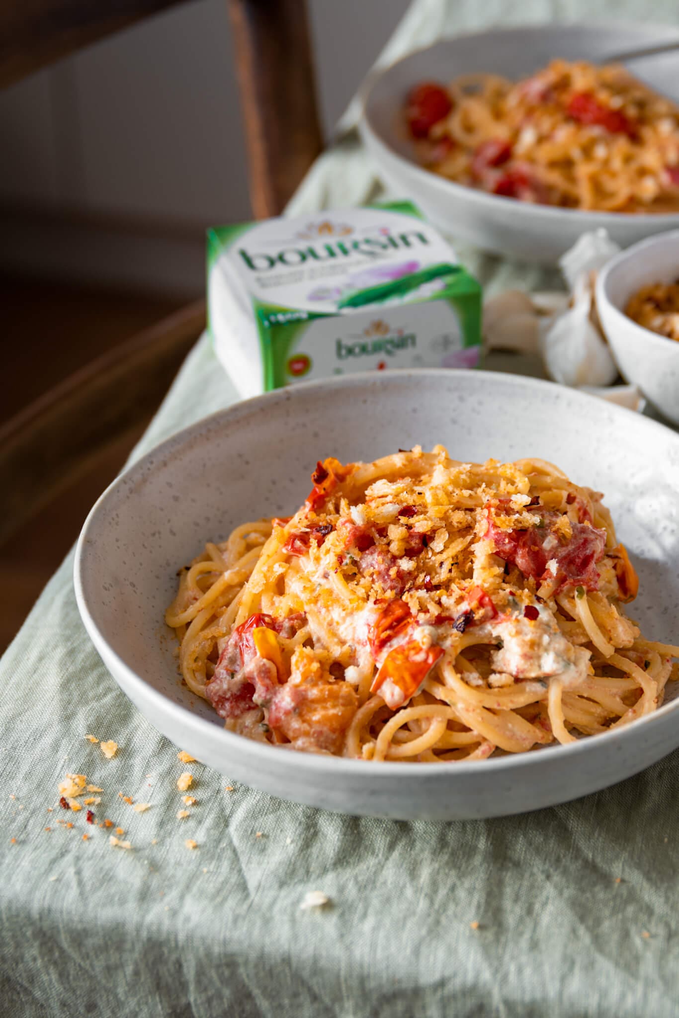 Spaghetti met gepofte knoflook, tomaat en boursin