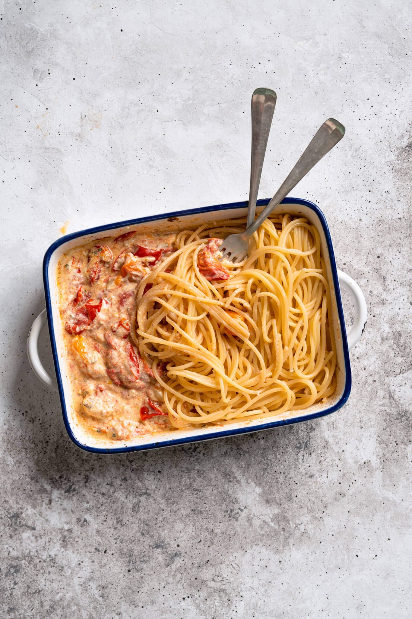 Spaghetti met gepofte knoflook, tomaat en boursin