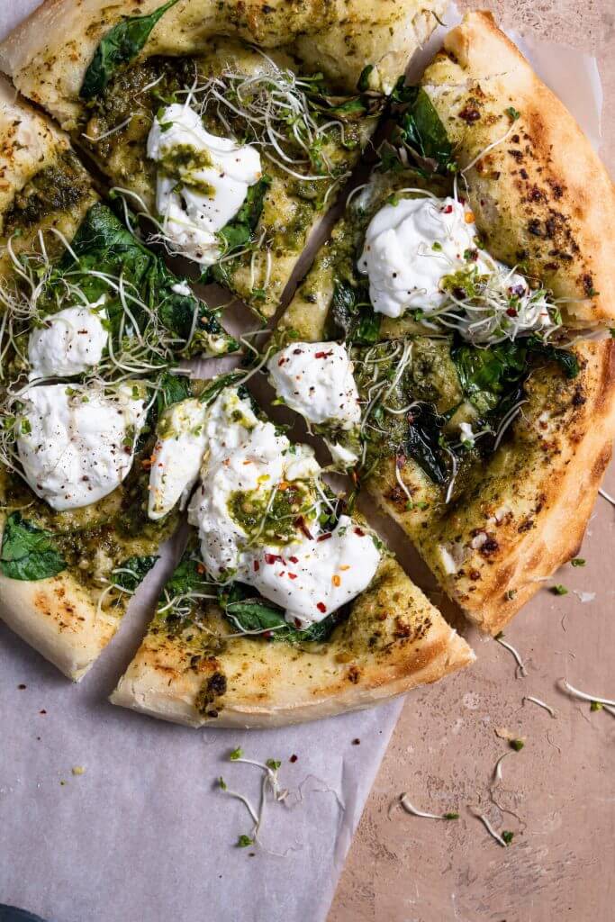 Focaccia pizza met pesto, spinazie en burrata