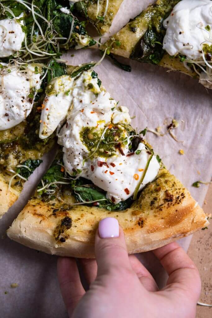 Focaccia pizza met pesto, spinazie en burrata