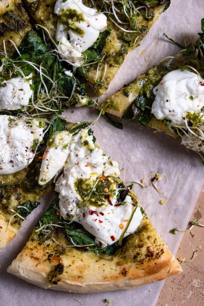 Focaccia pizza met pesto, spinazie en burrata