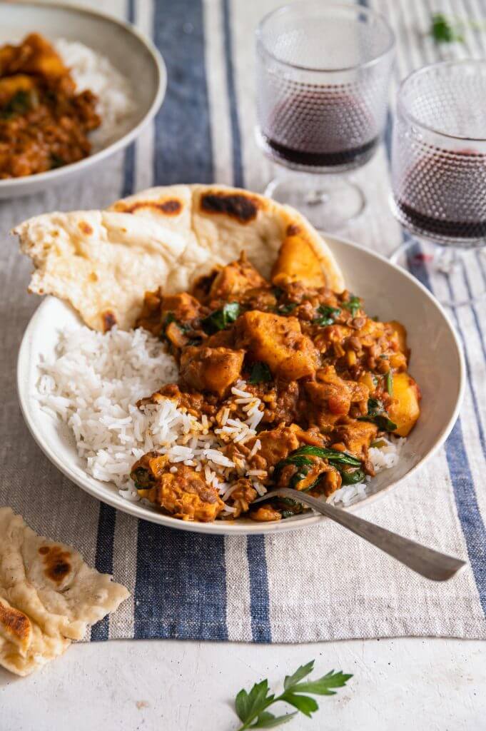 Curry met kip, aardappel en linzen
