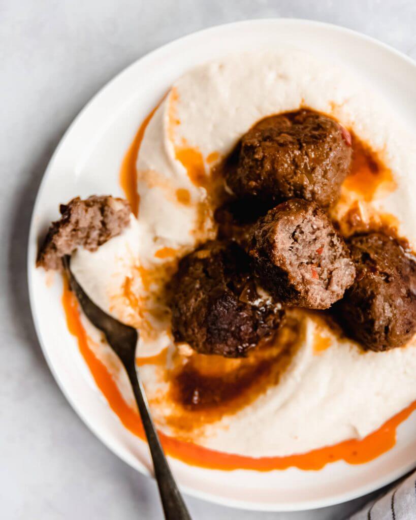 pittige gehaktbal met bloemkoolpuree