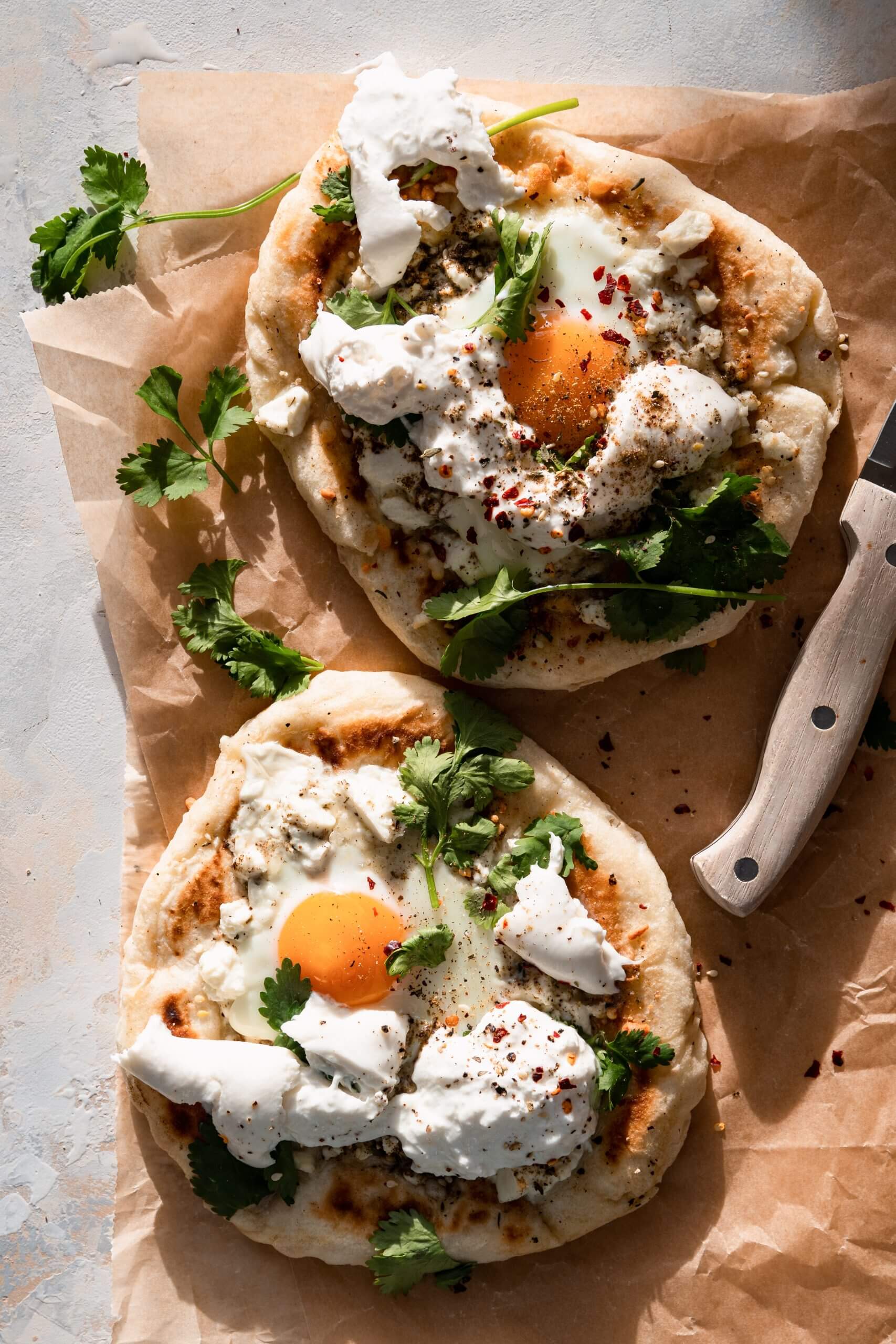 Flatbread met feta, za'atar, ei, burrata en koriander