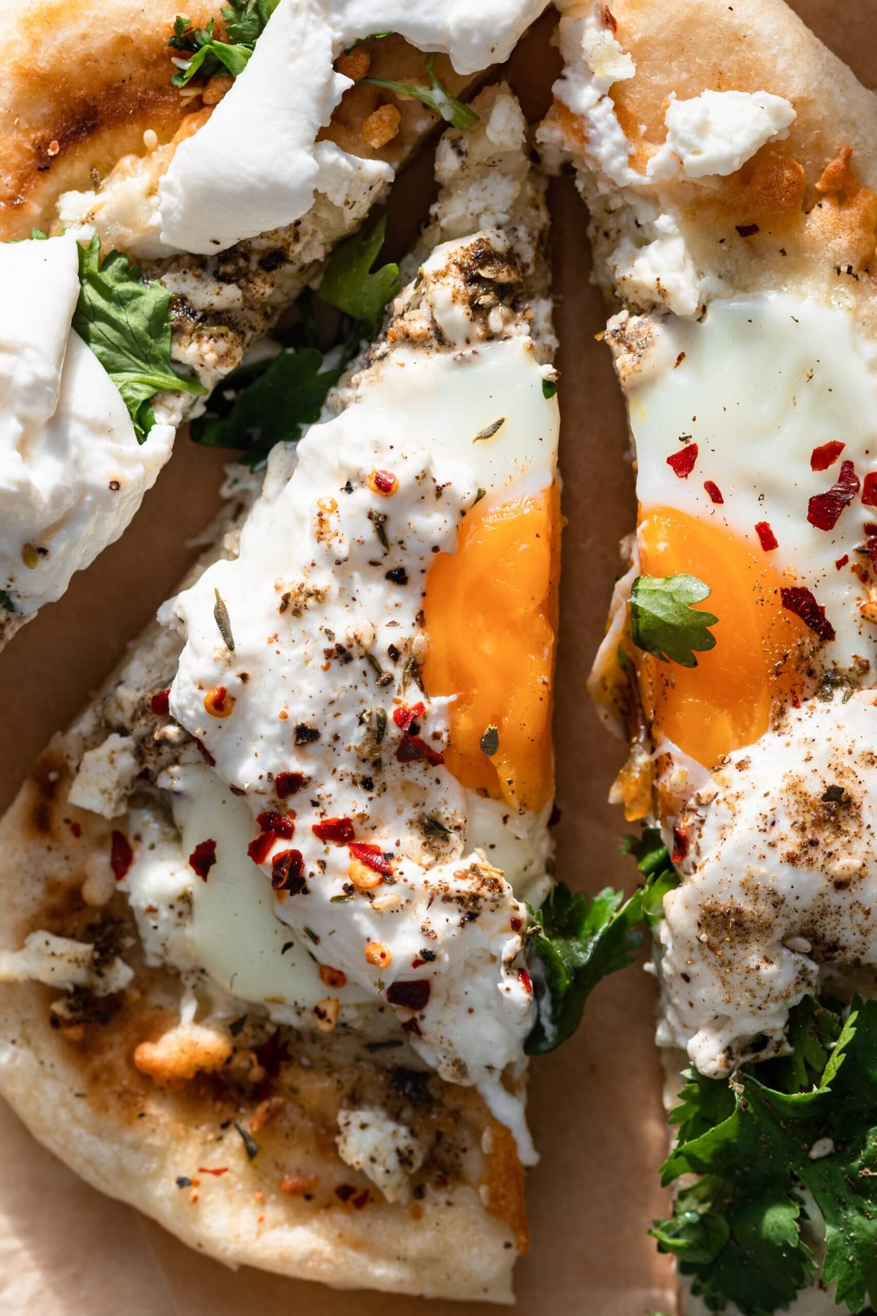 Flatbread met feta, za'atar, ei, burrata en koriander