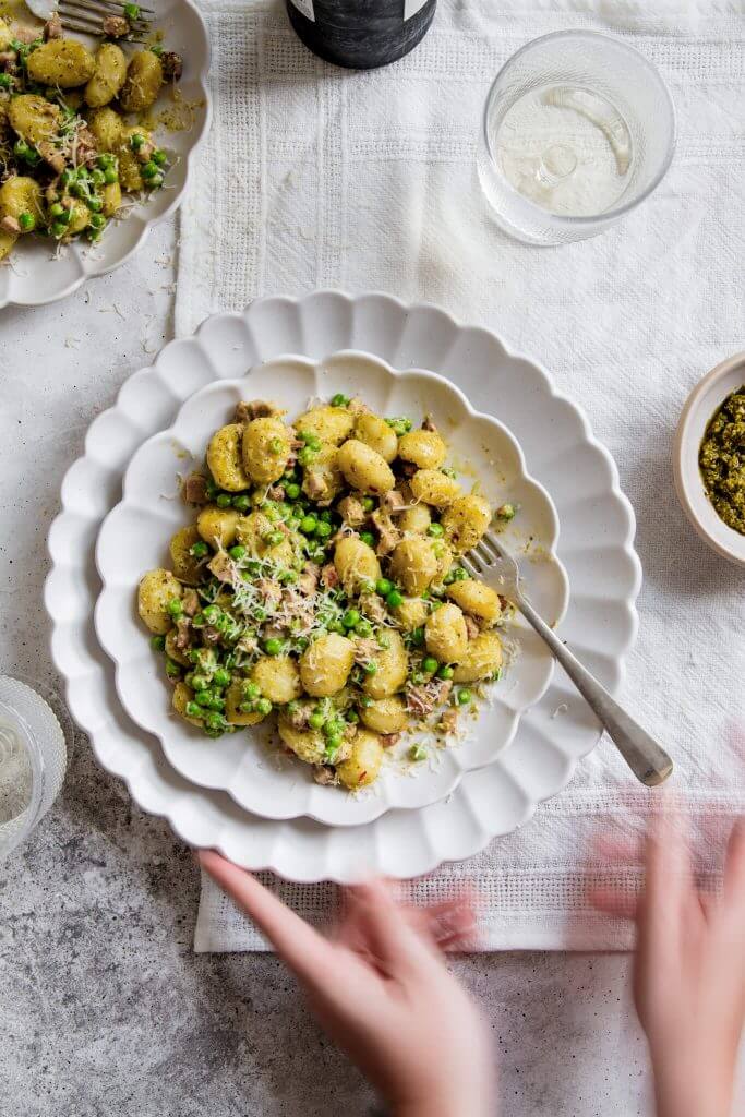 Gnocchi met pesto. spekreepjes en doperwten