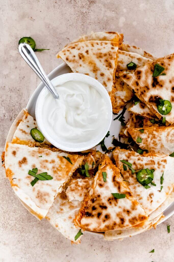 quesadilla met buffalo pulled chicken