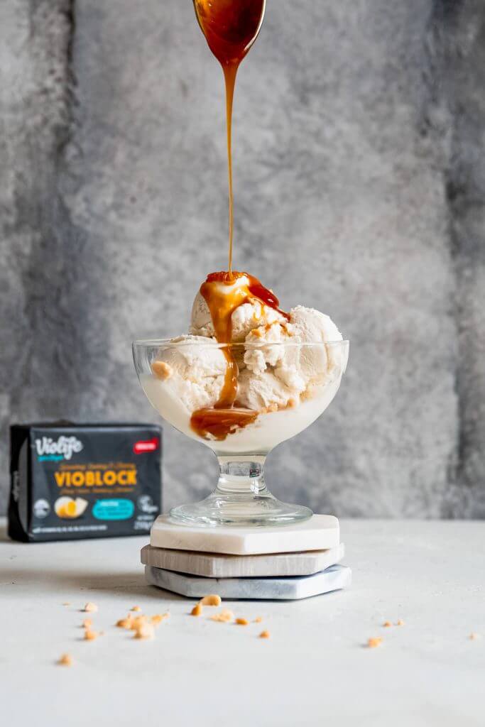 Vegan sundae met karamelsaus