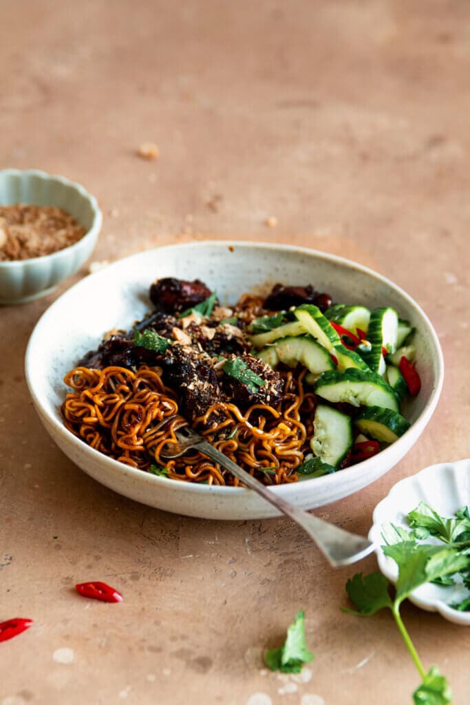 Eiermie met gesmoorde ketjap kip