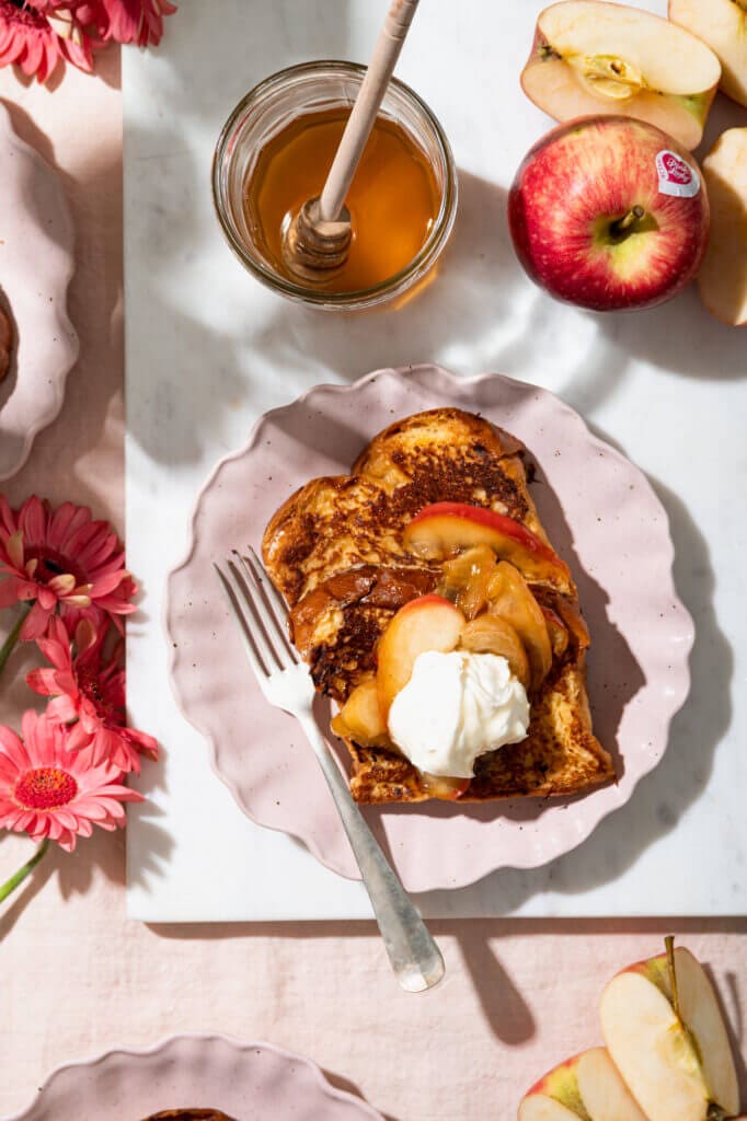 French toast met gekarameliseerde Pink Lady® appels