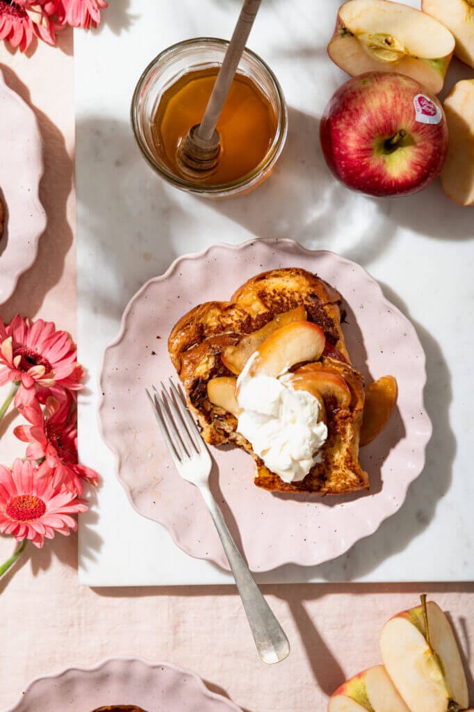 French toast met gekarameliseerde Pink Lady® appels