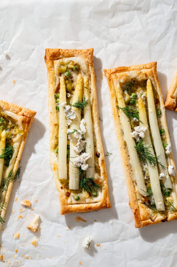 plaattaart met boursin en asperge