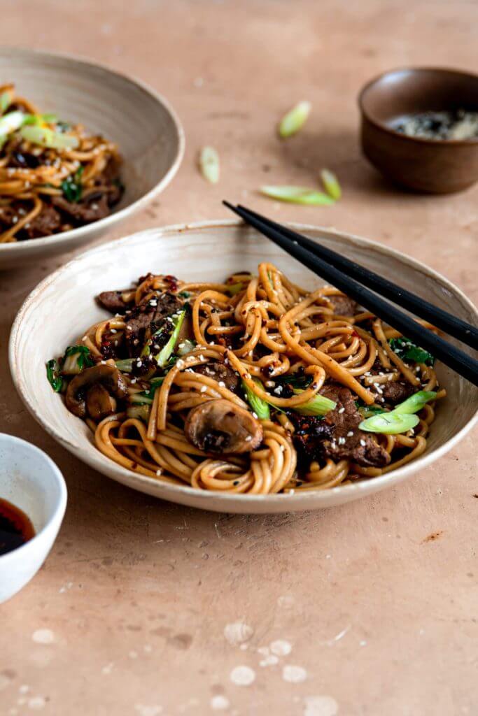 Noodles met roerbakgroenten en biefstuk