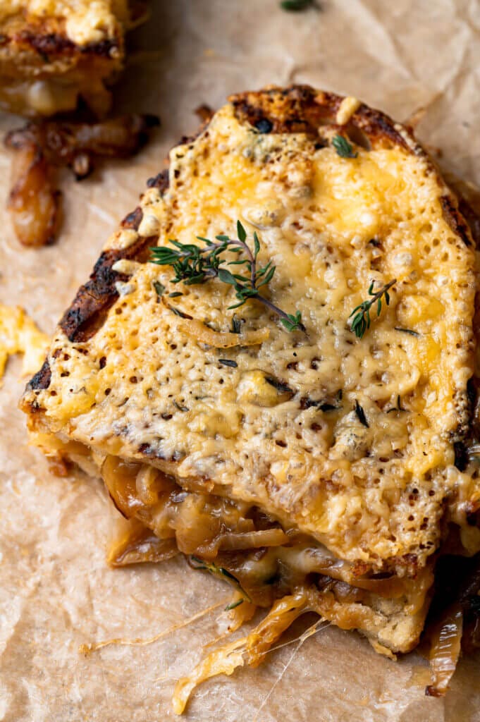 Tosti gratin met gekaramelliseerde uien