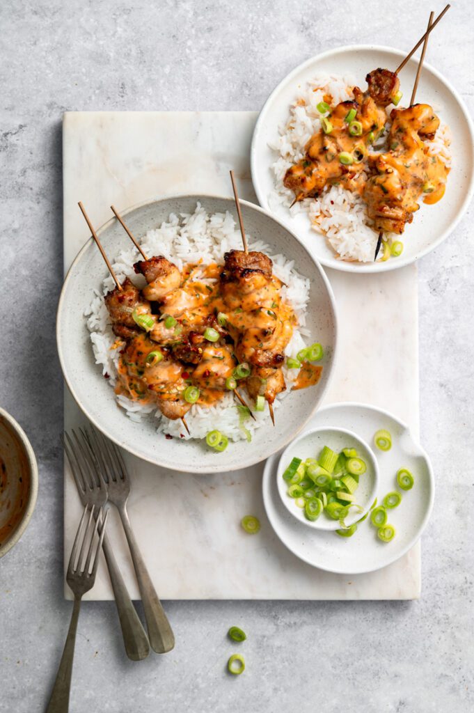 Airfryer kipspiezen met een pittige saus