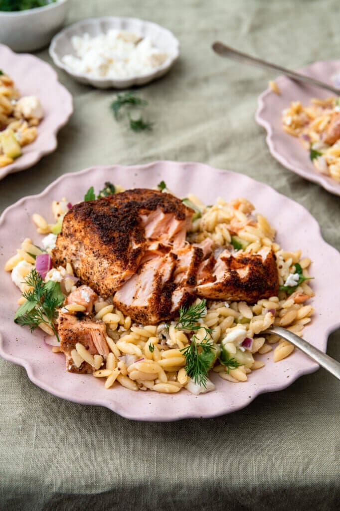 Orzo salade met zalm en feta dressing
