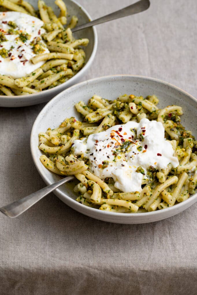 Pasta met pistache pesto en burrata
