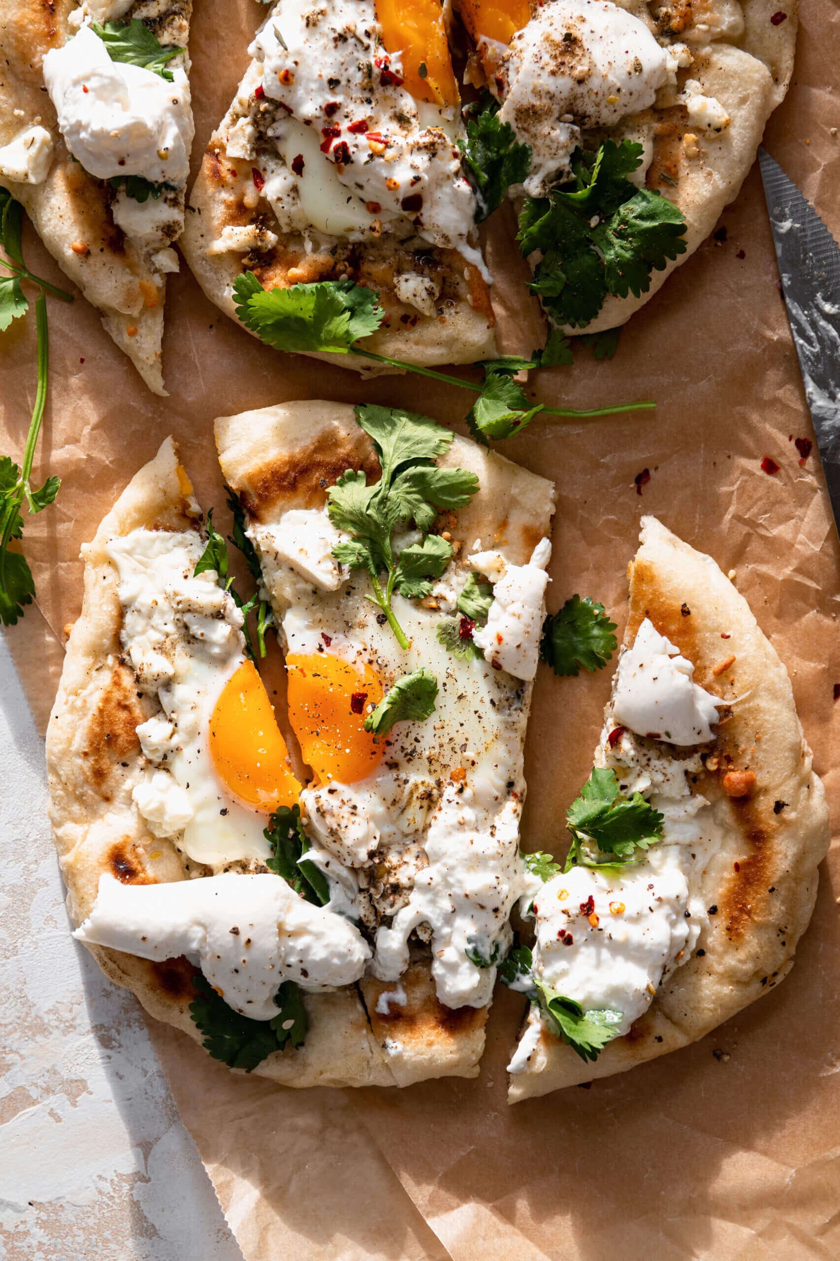 Flatbread met feta, za'atar, ei, burrata en koriander