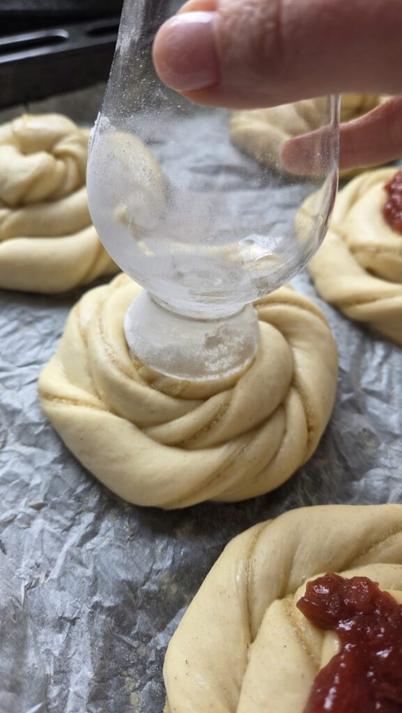 Kardemom buns met custard en rabarberjam