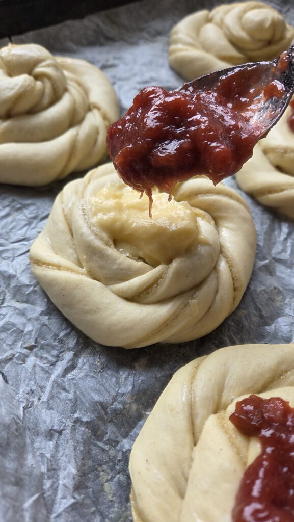 Kardemom buns met custard en rabarberjam