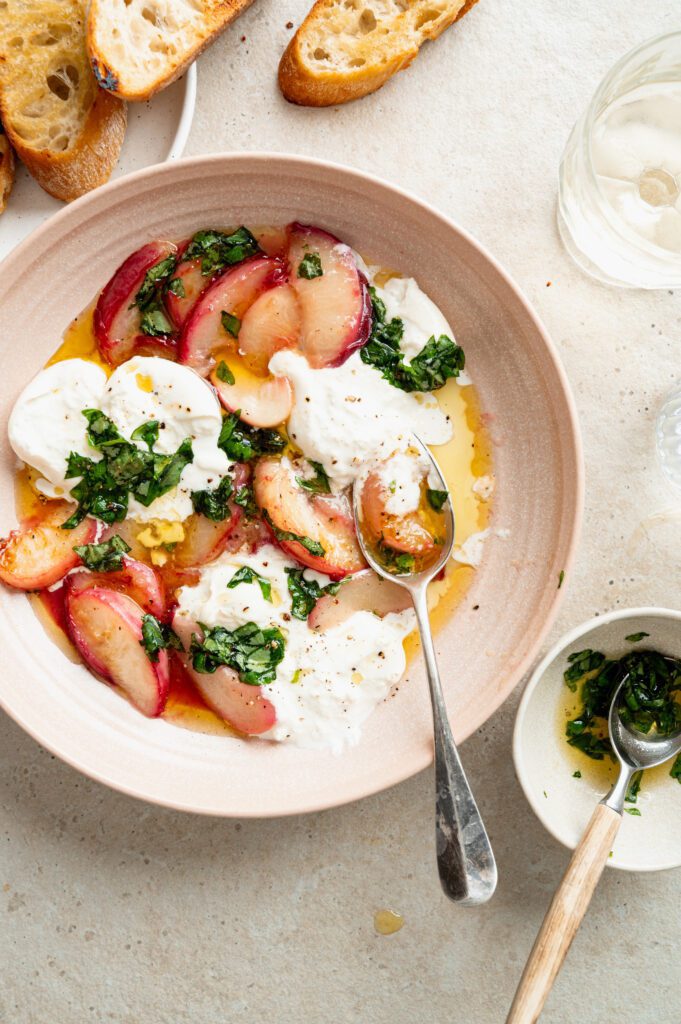 Perzik en burrata salade