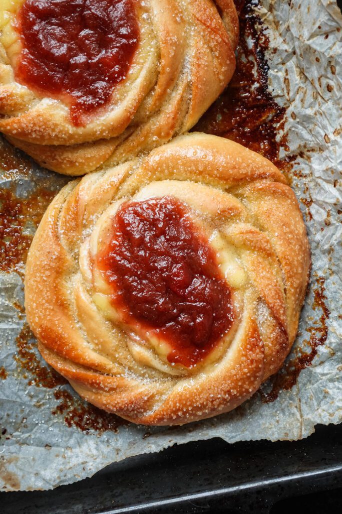Kardemom buns met custard en rabarberjam