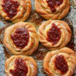 Kardemom buns met custard en rabarberjam