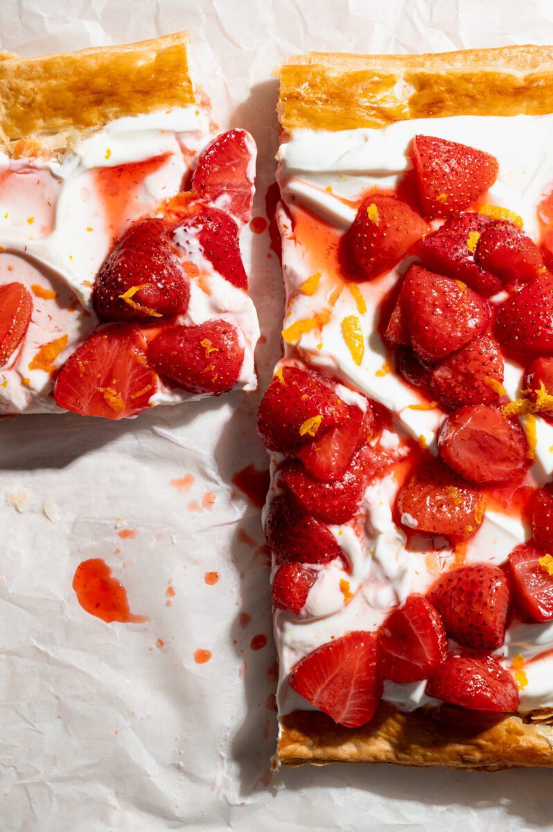 plaattaart met geroosterde aardbeien