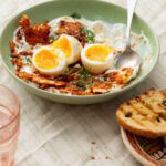 Çilbir met halloumi crisp