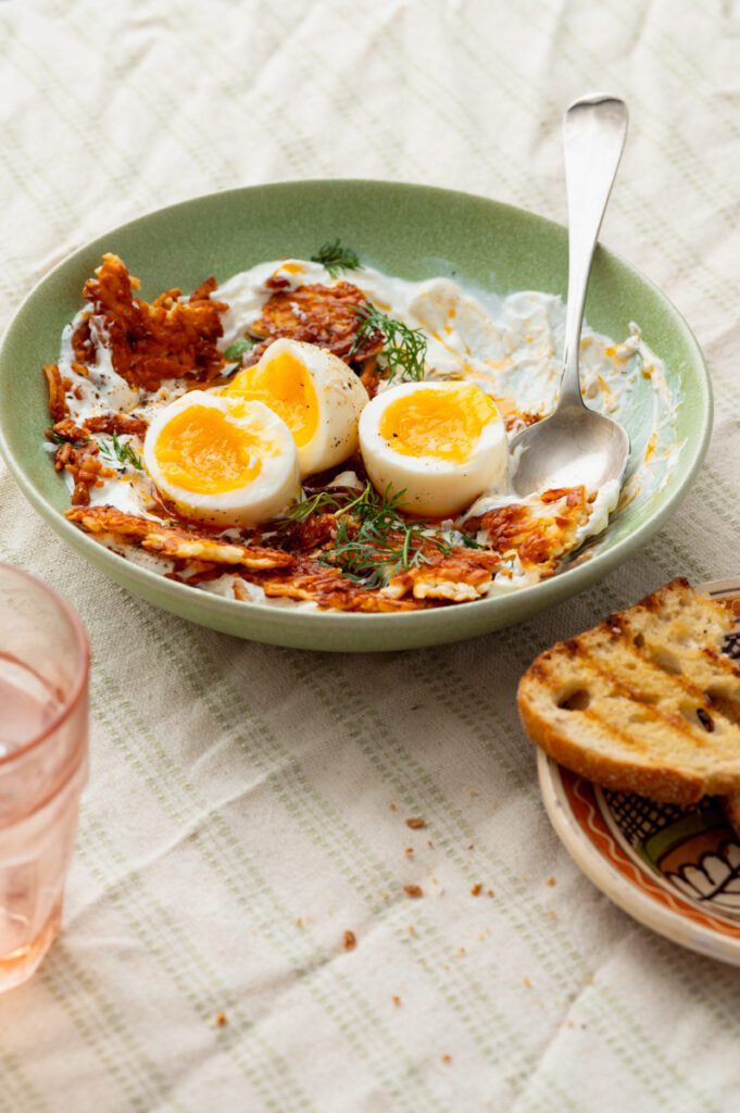 Çilbir met halloumi crisp